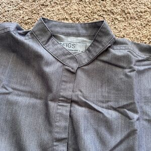 Figs Gray scrub top